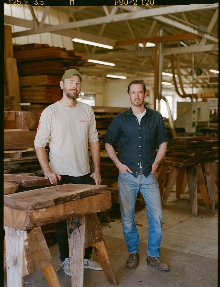 Ist der Tischler Beruf der richtige für mich? zwei Tischler in der Werkstatt stehend, holz um sie herum